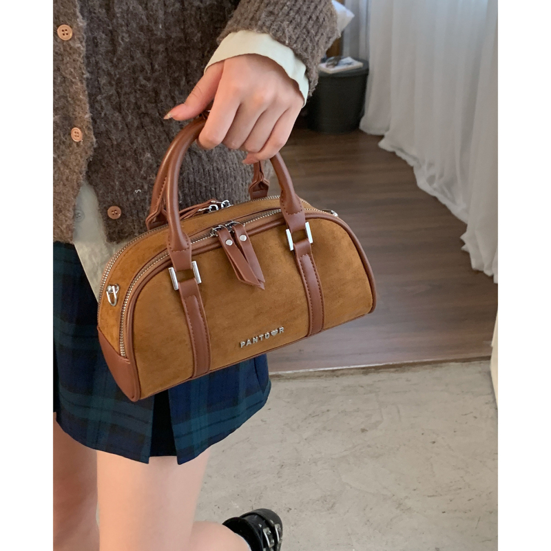 Ženska crossbody torba — velur materijal, gradski stil, horizontalni kvadratni oblik, zatvaranje na zipu, podstava od poliestera.