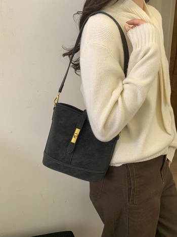 Gradskim minimalističkim PU crossbody bucket torba za žene — zatvarač, skriveni džep, podstava od poliestera, pravokutnog oblika, proljeće 2026