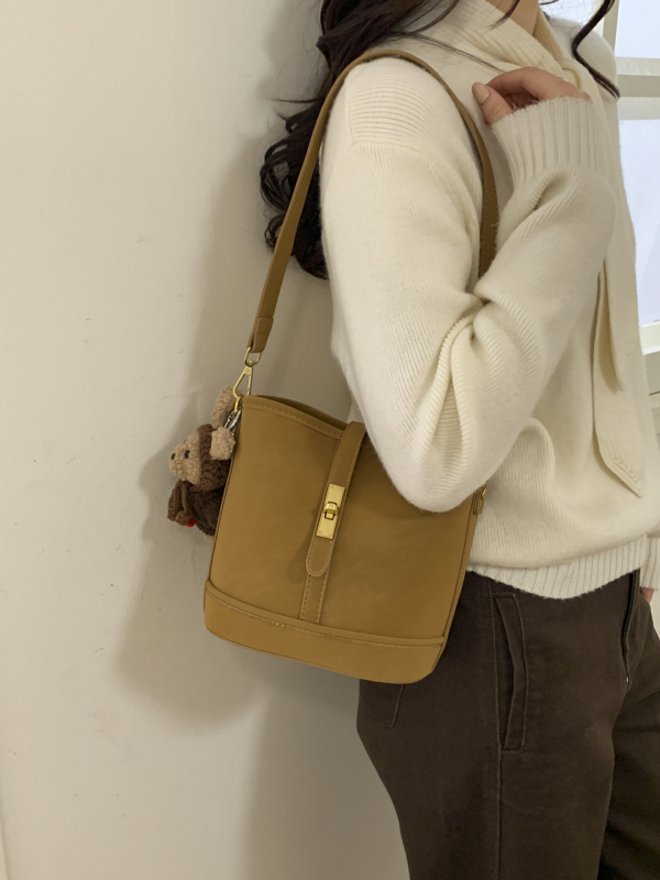 Gradskim minimalističkim PU crossbody bucket torba za žene — zatvarač, skriveni džep, podstava od poliestera, pravokutnog oblika, proljeće 2026