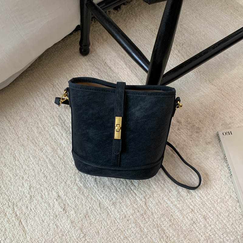 Gradskim minimalističkim PU crossbody bucket torba za žene — zatvarač, skriveni džep, podstava od poliestera, pravokutnog oblika, proljeće 2026