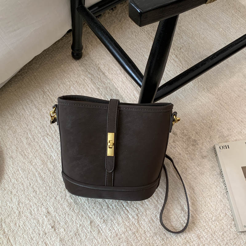 Gradskim minimalističkim PU crossbody bucket torba za žene — zatvarač, skriveni džep, podstava od poliestera, pravokutnog oblika, proljeće 2026