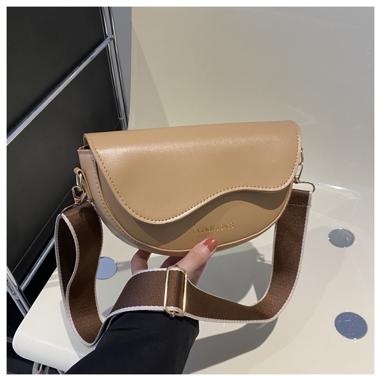 PU crossbody torba, horizontalno četvrtastog oblika, magnetsko zatvaranje, unutarnja džep za telefon, podstava od poliester