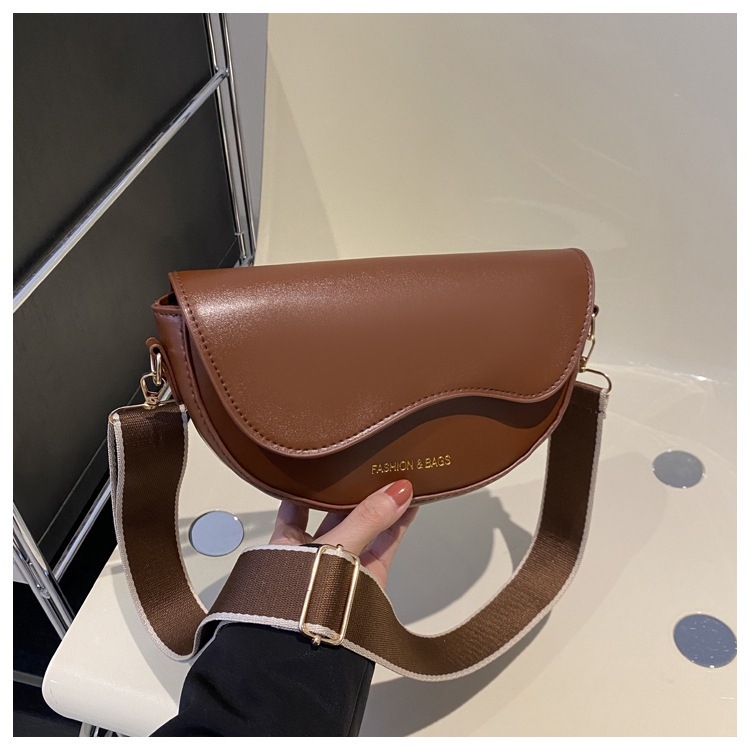 PU crossbody torba, horizontalno četvrtastog oblika, magnetsko zatvaranje, unutarnja džep za telefon, podstava od poliester