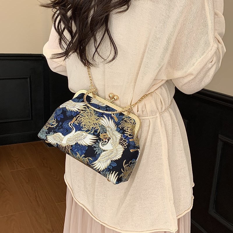 Hanfu Cheongsam Embroidered Shell Bag – tkanina, 3D vanjska ljuska, zatvaranje klipom, poliester podstava