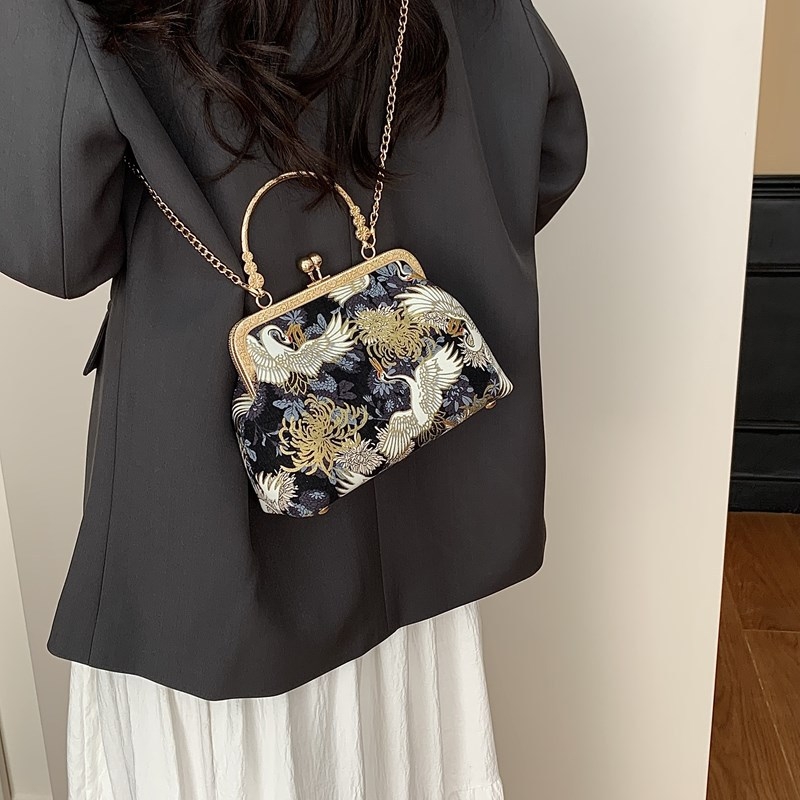 Hanfu Cheongsam Embroidered Shell Bag – tkanina, 3D vanjska ljuska, zatvaranje klipom, poliester podstava