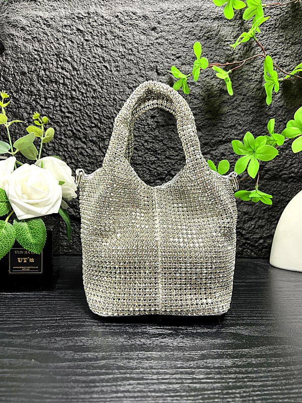 Ženska večernja torbica sa kristalima i lančanim remenom — bucket stil, PU materijal, velika veličina, magnetsko zatvaranje, lančani remen (bucket stil; PU materijal; velika veličina; magnetsko zatvaranje; lančani remen)