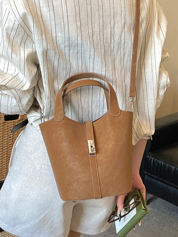 Geantă de mână bucket pentru femei, material ultrafibră, formă bucket, închidere magnetică, buzunar interior cu fermoar, căptușeală din poliester