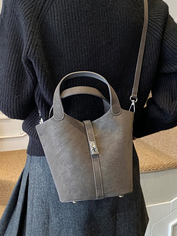 Geantă de mână bucket pentru femei, material ultrafibră, formă bucket, închidere magnetică, buzunar interior cu fermoar, căptușeală din poliester