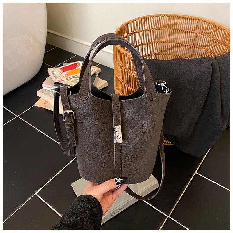 Geantă de mână bucket pentru femei, material ultrafibră, formă bucket, închidere magnetică, buzunar interior cu fermoar, căptușeală din poliester