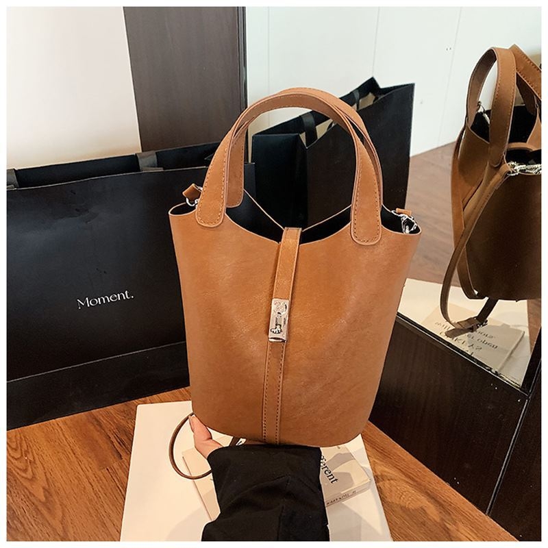 Geantă de mână bucket pentru femei, material ultrafibră, formă bucket, închidere magnetică, buzunar interior cu fermoar, căptușeală din poliester