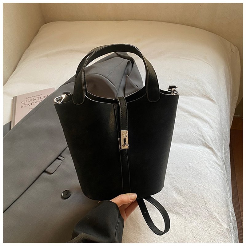 Geantă de mână bucket pentru femei, material ultrafibră, formă bucket, închidere magnetică, buzunar interior cu fermoar, căptușeală din poliester