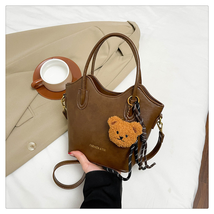 Bucket torba za ramena, PU materijal, zatvaranje zipom, poliester podstava, gradski minimalistički stil