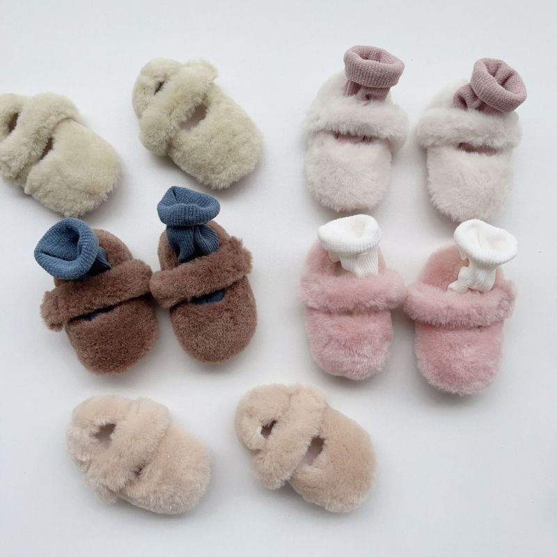 Koreai stílusú bébi járócipő fleece béléssel, Velcro zárás, csúszásmentes PVC talp, felsőrésze szuper szálból