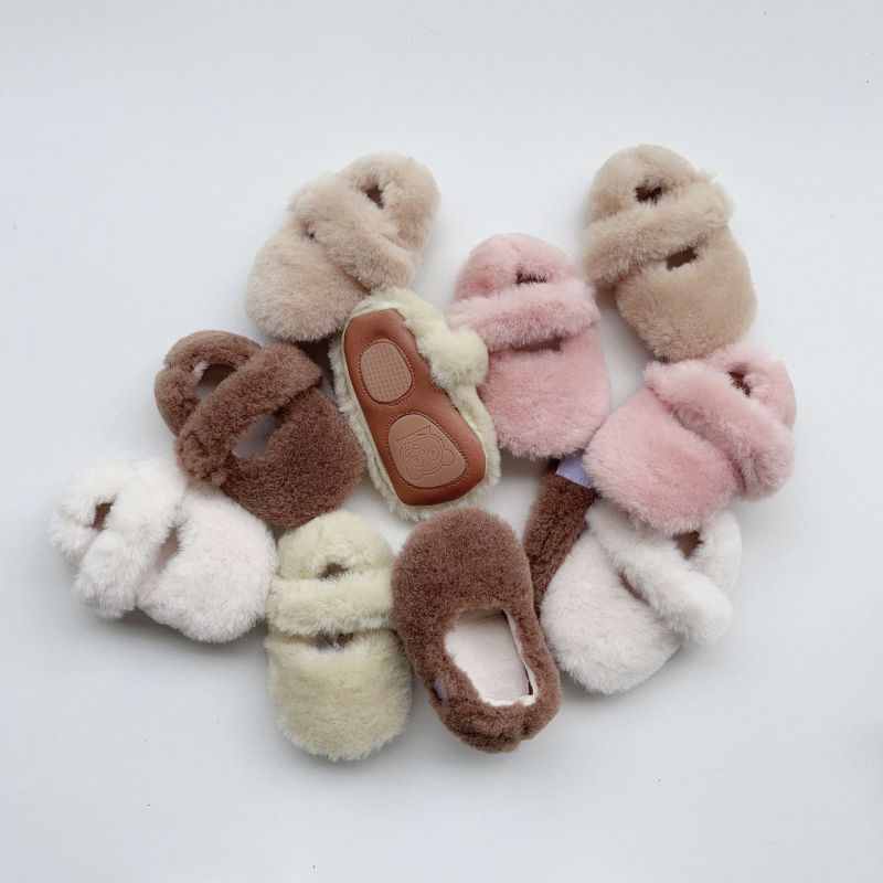 Koreai stílusú bébi járócipő fleece béléssel, Velcro zárás, csúszásmentes PVC talp, felsőrésze szuper szálból