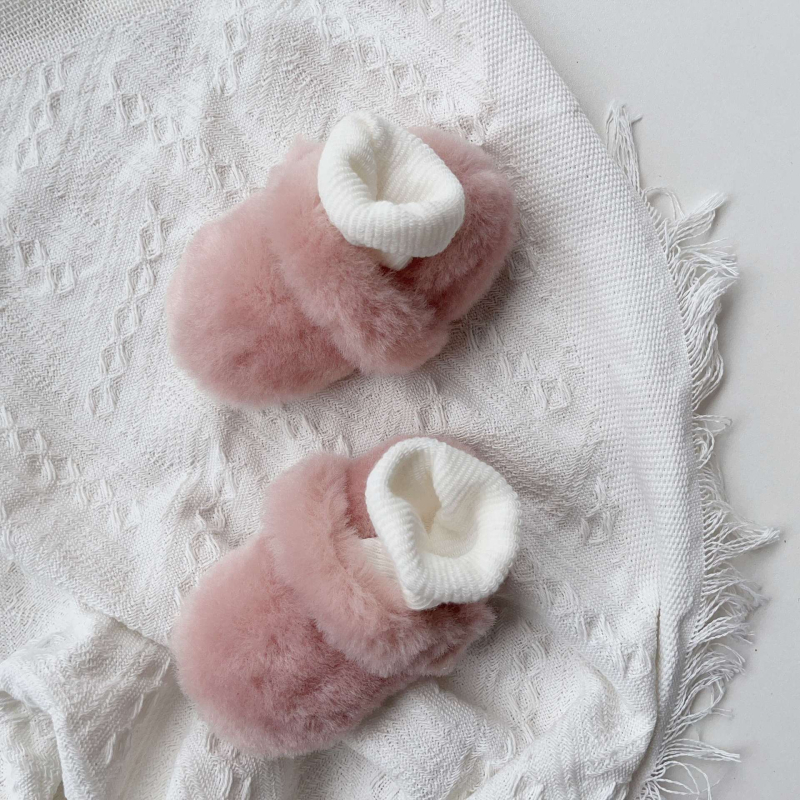 Koreai stílusú bébi járócipő fleece béléssel, Velcro zárás, csúszásmentes PVC talp, felsőrésze szuper szálból