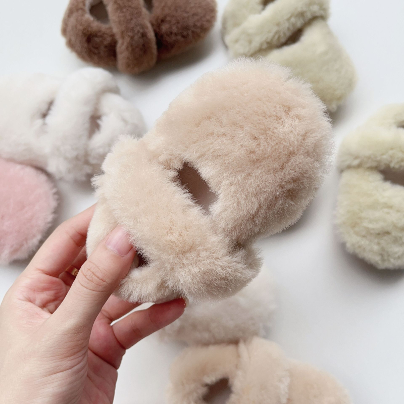 Koreai stílusú bébi járócipő fleece béléssel, Velcro zárás, csúszásmentes PVC talp, felsőrésze szuper szálból