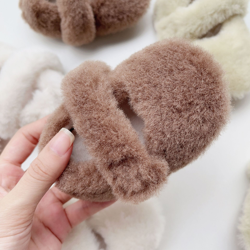 Koreai stílusú bébi járócipő fleece béléssel, Velcro zárás, csúszásmentes PVC talp, felsőrésze szuper szálból