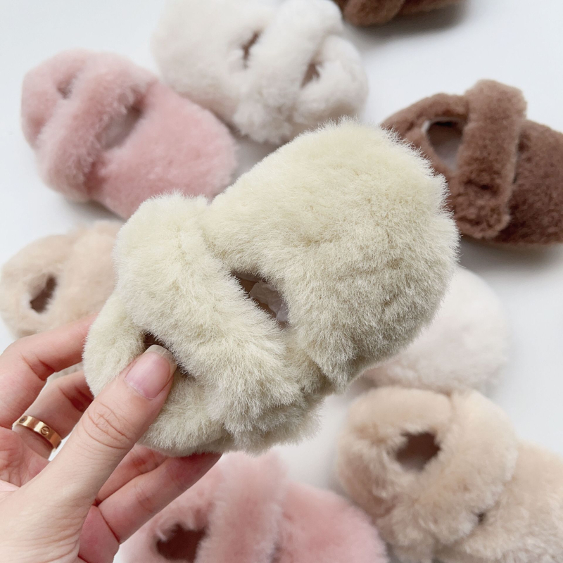 Koreai stílusú bébi járócipő fleece béléssel, Velcro zárás, csúszásmentes PVC talp, felsőrésze szuper szálból