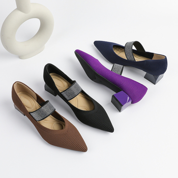 Pantofi femei cu toc, vârf ascuțit, partea superioară din plasă, toc gros de înălime medie, talpă din cauciuc.