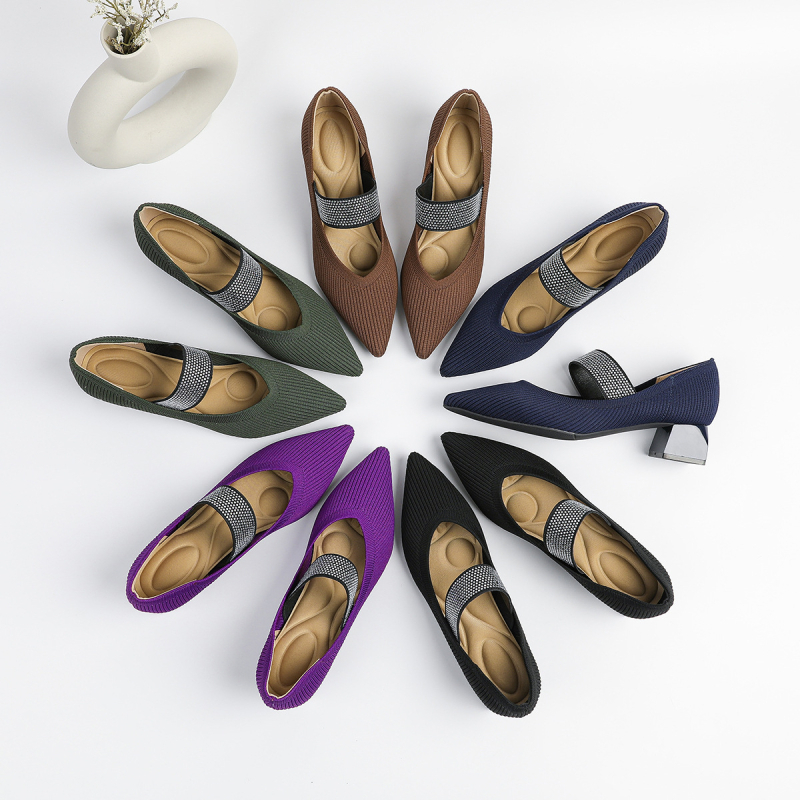 Pantofi femei cu toc, vârf ascuțit, partea superioară din plasă, toc gros de înălime medie, talpă din cauciuc.