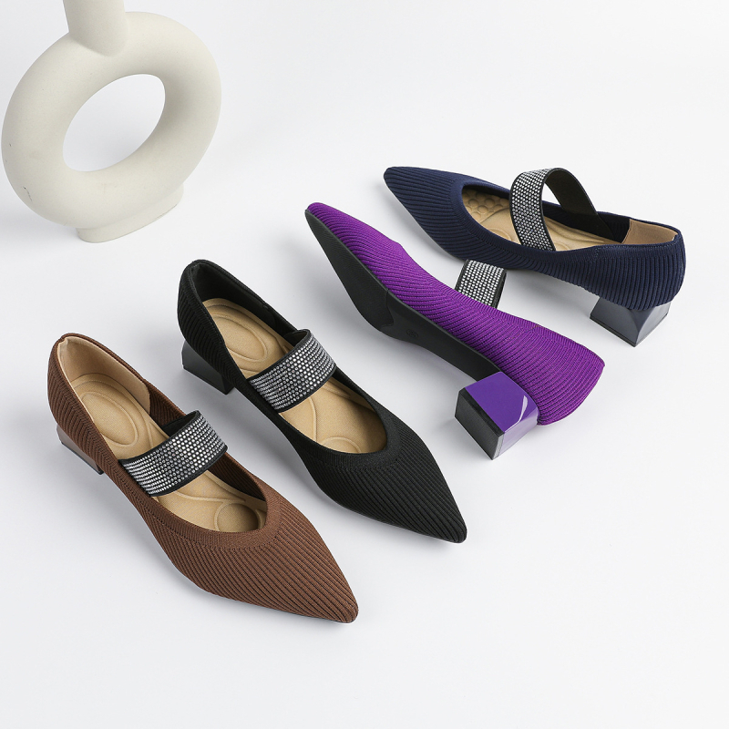 Pantofi femei cu toc, vârf ascuțit, partea superioară din plasă, toc gros de înălime medie, talpă din cauciuc.