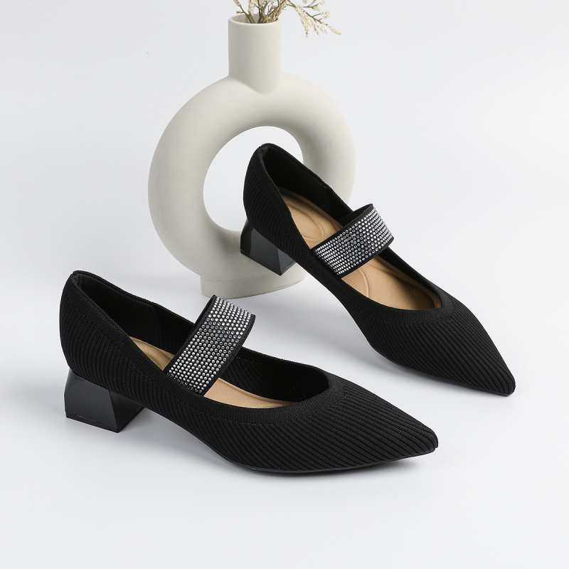 Pantofi femei cu toc, vârf ascuțit, partea superioară din plasă, toc gros de înălime medie, talpă din cauciuc.