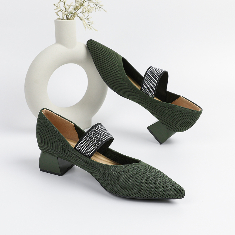 Pantofi femei cu toc, vârf ascuțit, partea superioară din plasă, toc gros de înălime medie, talpă din cauciuc.