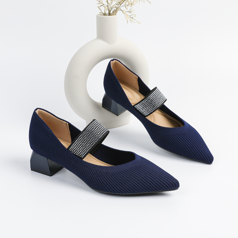 Pantofi femei cu toc, vârf ascuțit, partea superioară din plasă, toc gros de înălime medie, talpă din cauciuc.