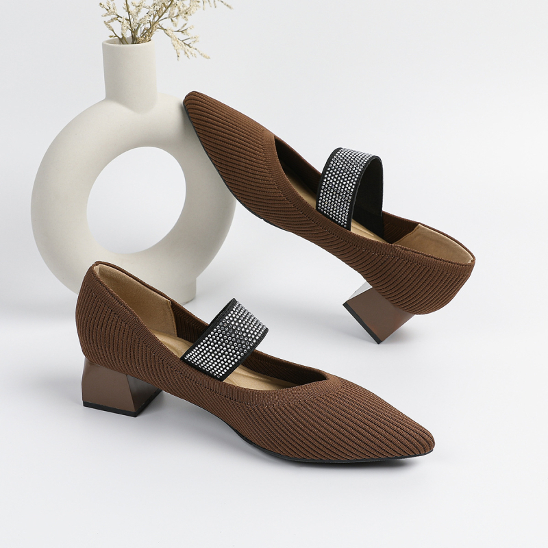 Pantofi femei cu toc, vârf ascuțit, partea superioară din plasă, toc gros de înălime medie, talpă din cauciuc.