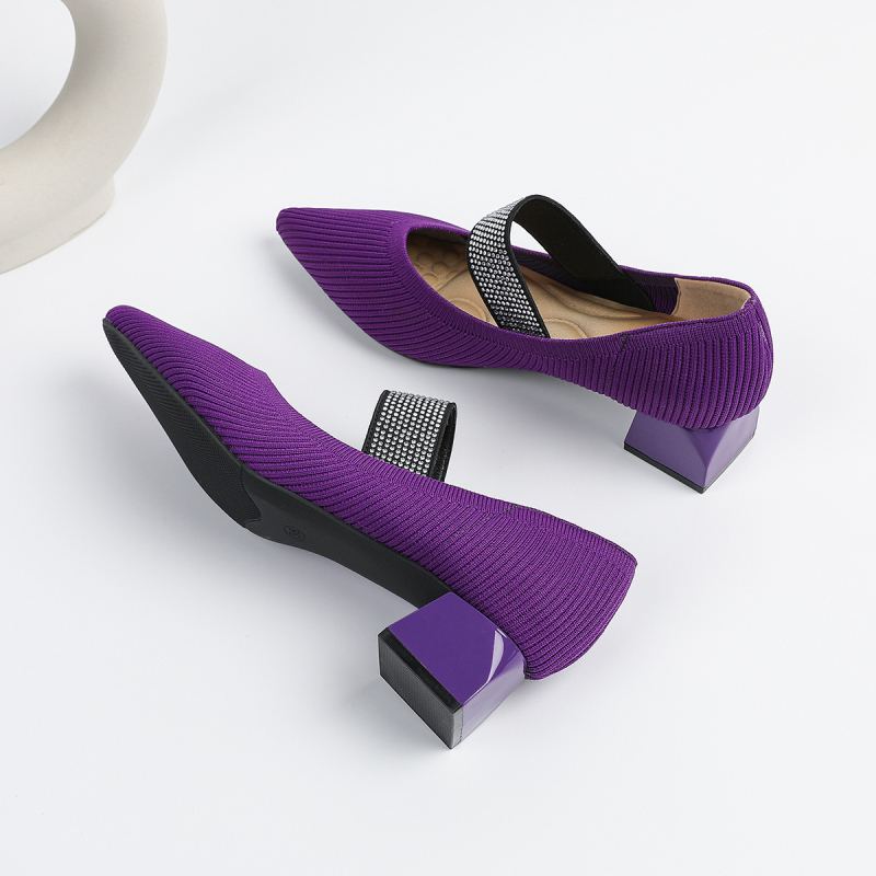 Pantofi femei cu toc, vârf ascuțit, partea superioară din plasă, toc gros de înălime medie, talpă din cauciuc.