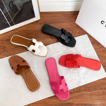 Sandale cu o curea – partea superioară din microfibră, talpă din cauciuc, căptușeală din piele, închidere slip-on