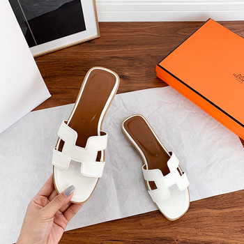 Sandale cu o curea – partea superioară din microfibră, talpă din cauciuc, căptușeală din piele, închidere slip-on