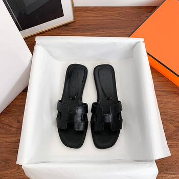 Sandale cu o curea – partea superioară din microfibră, talpă din cauciuc, căptușeală din piele, închidere slip-on