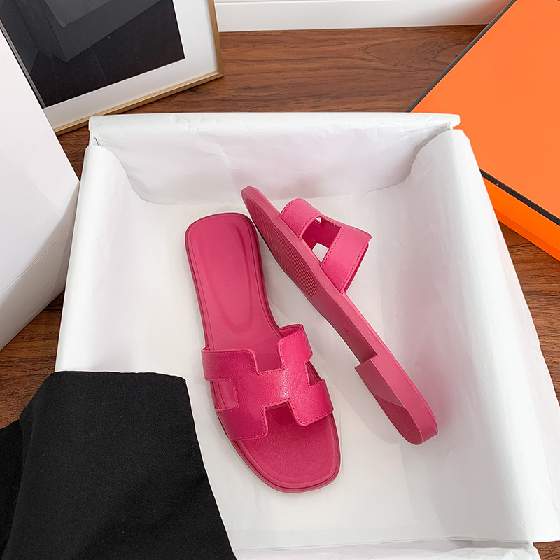 Sandale cu o curea – partea superioară din microfibră, talpă din cauciuc, căptușeală din piele, închidere slip-on