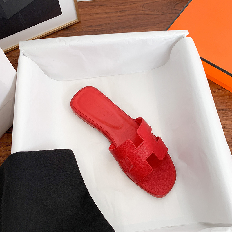 Sandale cu o curea – partea superioară din microfibră, talpă din cauciuc, căptușeală din piele, închidere slip-on