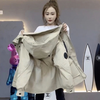 Dámska prešívaná bunda s kapucňou – v páse stiahnutá, stredná dĺžka, bavlna, vrecká, gombíky