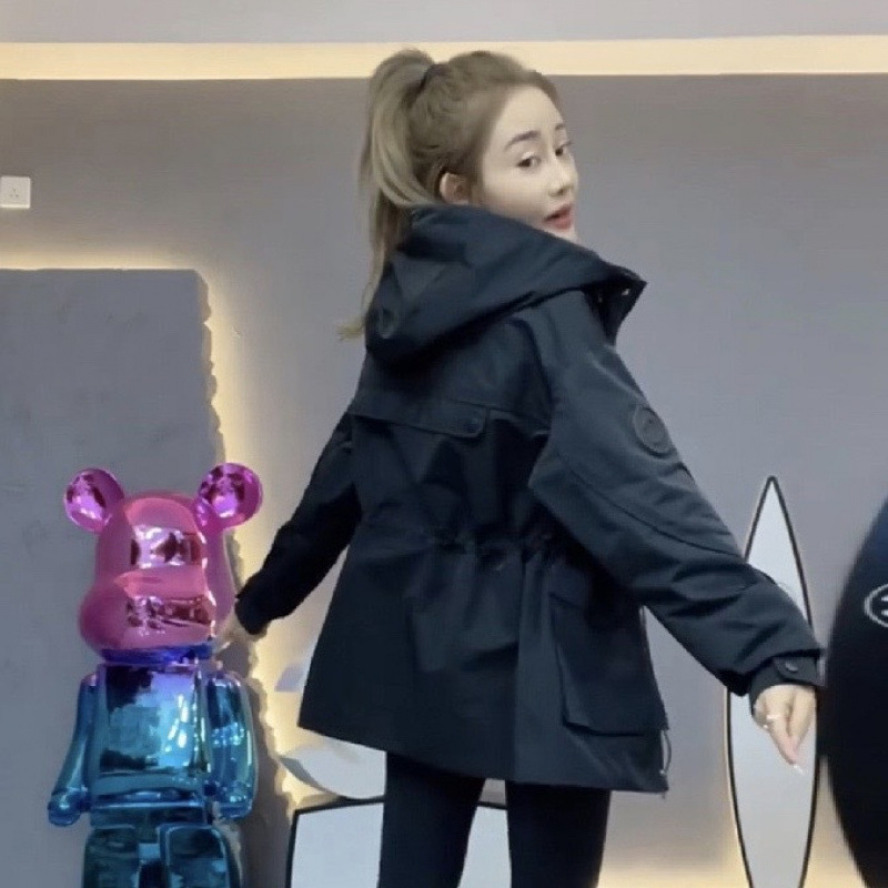 Dámska prešívaná bunda s kapucňou – v páse stiahnutá, stredná dĺžka, bavlna, vrecká, gombíky