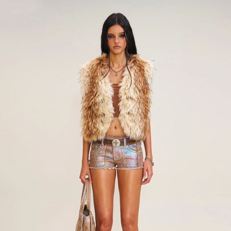 Prevelika umjetna krznena vesta bez rukava, s U-oblikom ovratnikom; sastav materijala: akril 50–70% i poliester 30–50%.