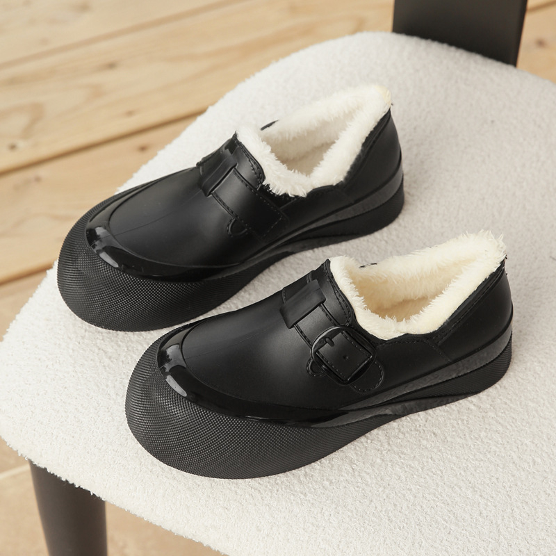 Női esőcsizma alacsony szárú PVC felsőrésszel, vízálló és csúszásmentes, mindennapi viselet