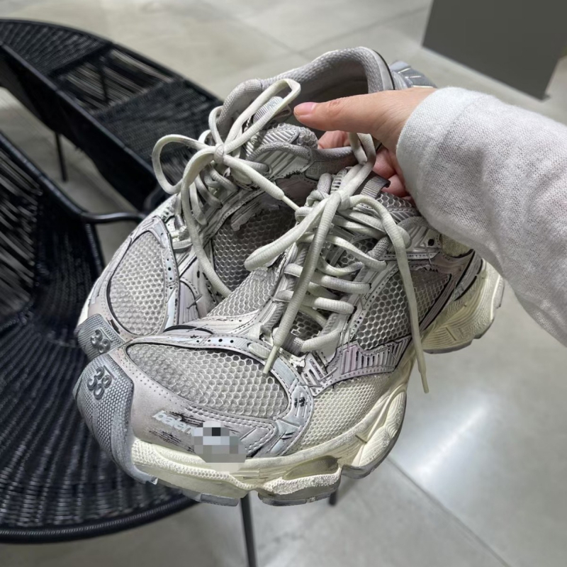 Unisex tenisice s mrežastim gornjim dijelom, gumom na potplatu, klinasti pet 3–5 cm, elastično zatvaranje, tekstilna uložak, svakodnevna upotreba
