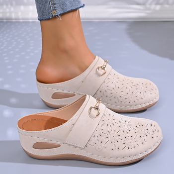 Женски мюли с клиновиден ток, патент кожа, закръглен нос, височина на тока 6–8 см, дебела подметка 3–6 см, лято 2026