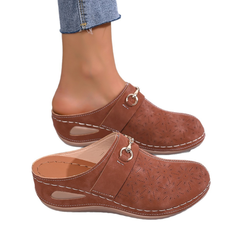 Женски мюли с клиновиден ток, патент кожа, закръглен нос, височина на тока 6–8 см, дебела подметка 3–6 см, лято 2026