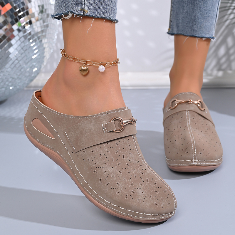 Женски мюли с клиновиден ток, патент кожа, закръглен нос, височина на тока 6–8 см, дебела подметка 3–6 см, лято 2026