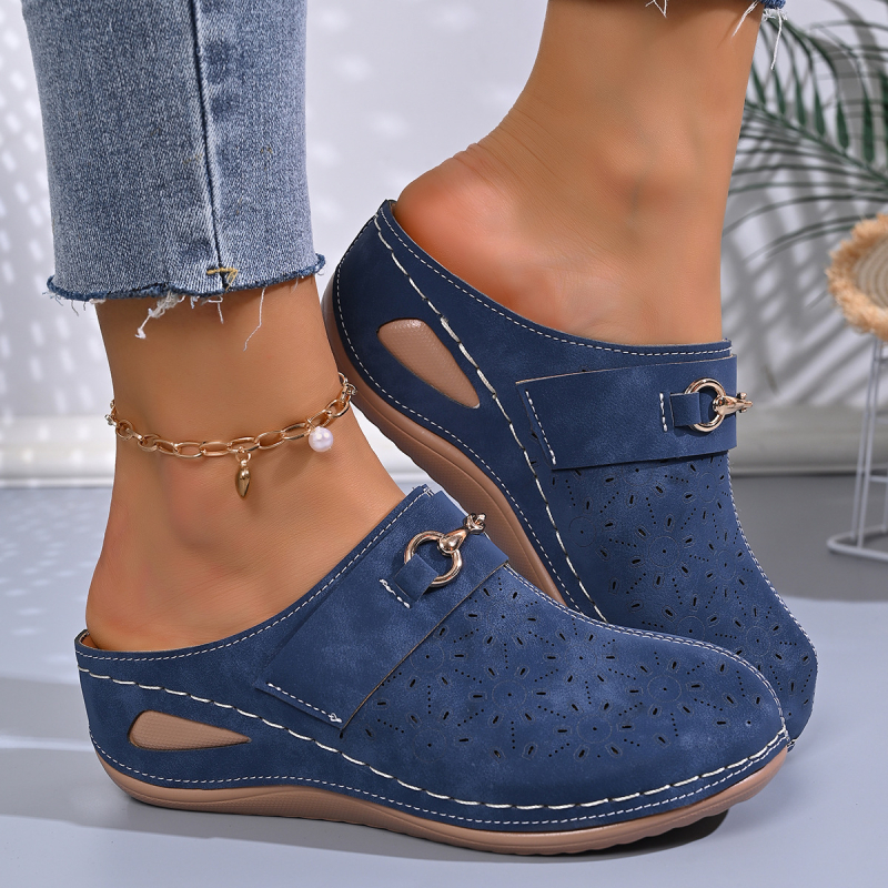 Женски мюли с клиновиден ток, патент кожа, закръглен нос, височина на тока 6–8 см, дебела подметка 3–6 см, лято 2026