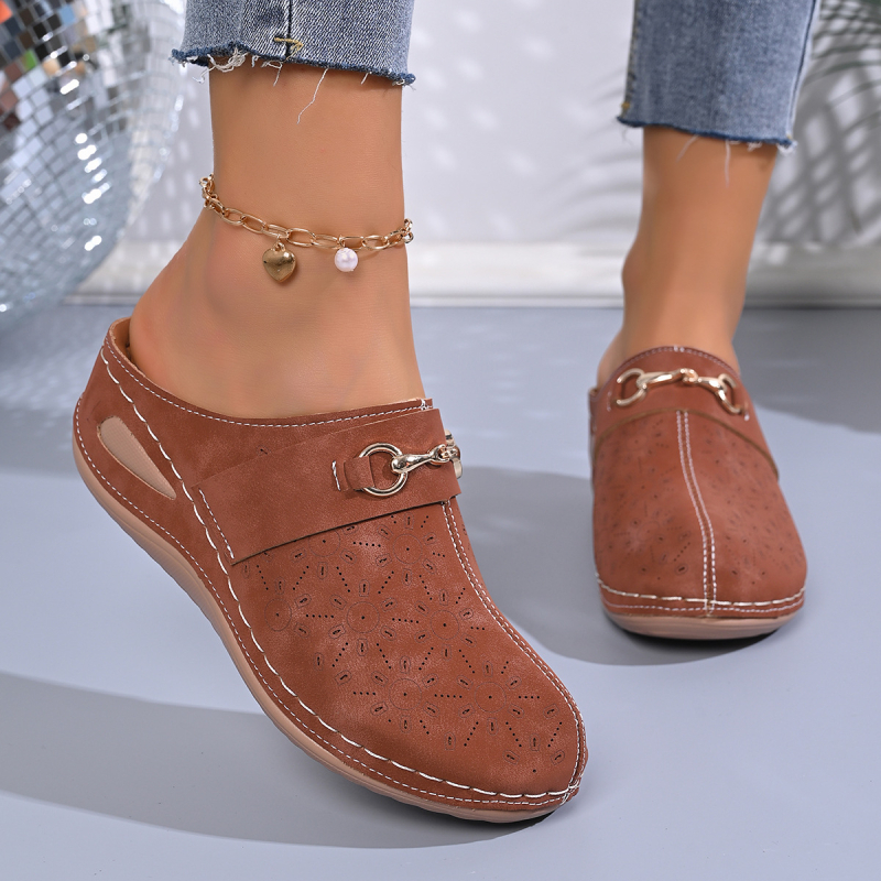 Женски мюли с клиновиден ток, патент кожа, закръглен нос, височина на тока 6–8 см, дебела подметка 3–6 см, лято 2026