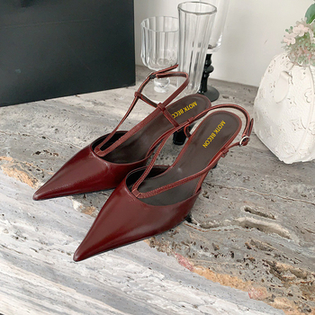 Sandale s oštrim vrhom i stražnjom remenom, dvostruka koža teladi na gornjem dijelu, gumeni potplat, ljeto 2025