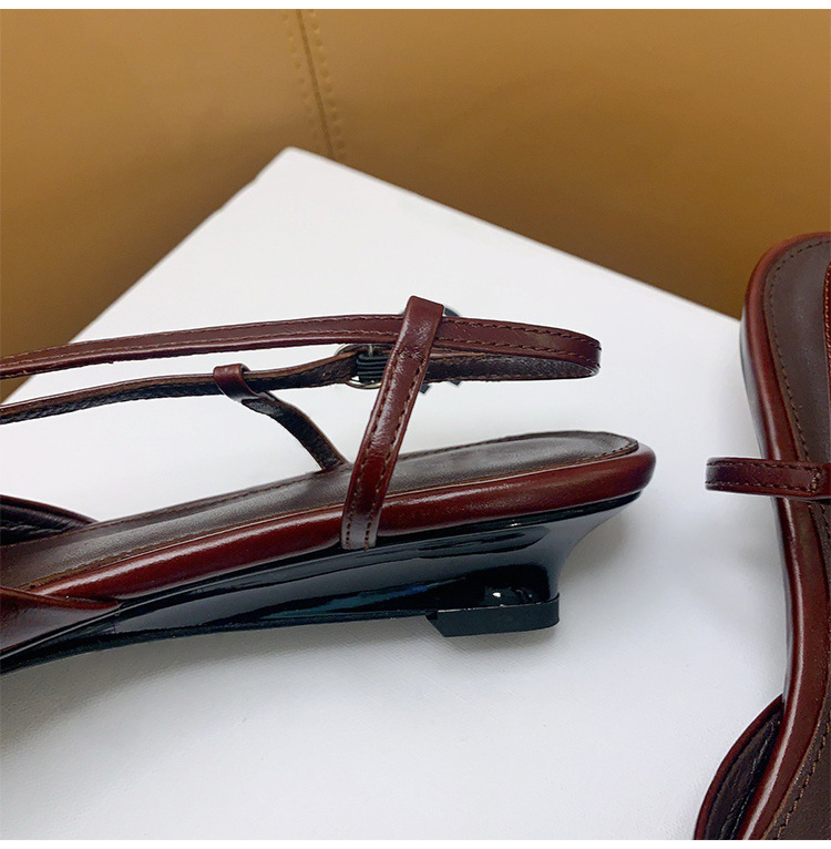 Sandale s oštrim vrhom i stražnjom remenom, dvostruka koža teladi na gornjem dijelu, gumeni potplat, ljeto 2025