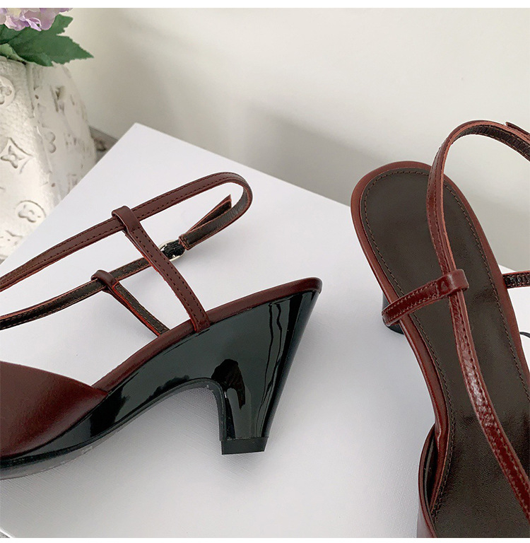 Sandale s oštrim vrhom i stražnjom remenom, dvostruka koža teladi na gornjem dijelu, gumeni potplat, ljeto 2025