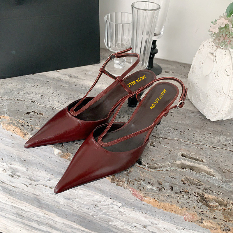 Sandale s oštrim vrhom i stražnjom remenom, dvostruka koža teladi na gornjem dijelu, gumeni potplat, ljeto 2025