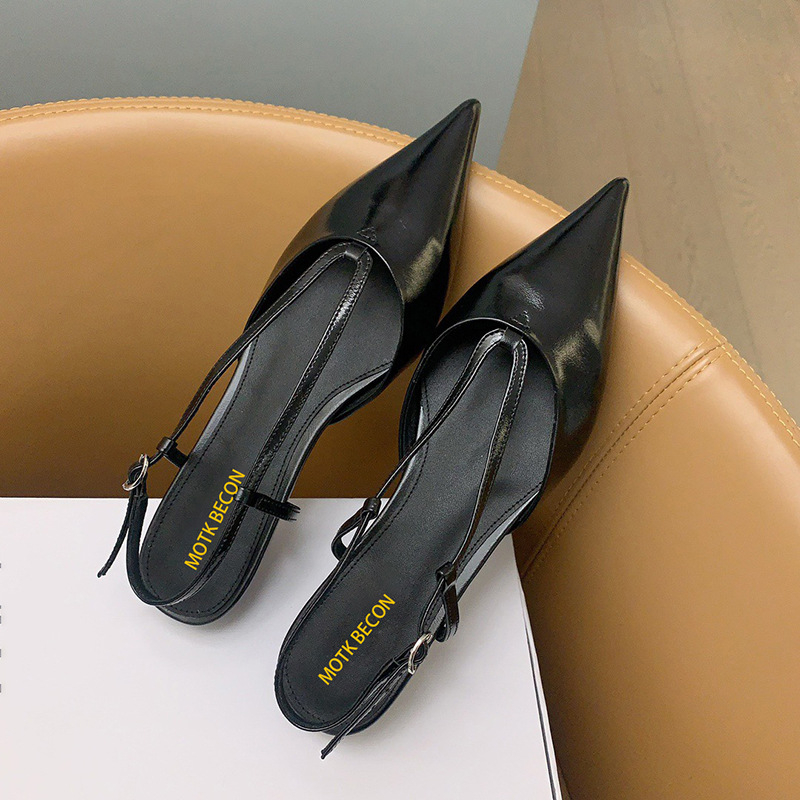 Sandale s oštrim vrhom i stražnjom remenom, dvostruka koža teladi na gornjem dijelu, gumeni potplat, ljeto 2025